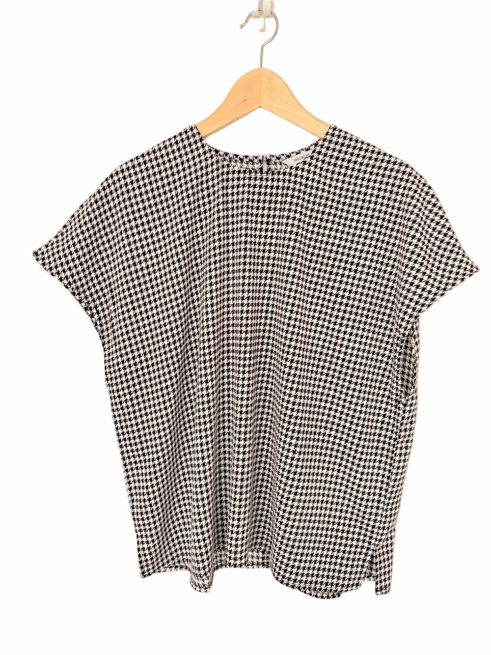 RICKIS BLACK AND WHITE HOUNDSTOOTH DOLMAN SLEEVE TOP WITH KEYHOLE CLOSURE, LARGE